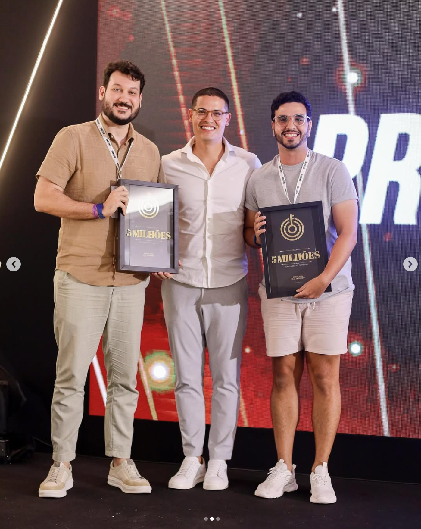 Equipe Sling recebendo os prêmios de 5 milhões